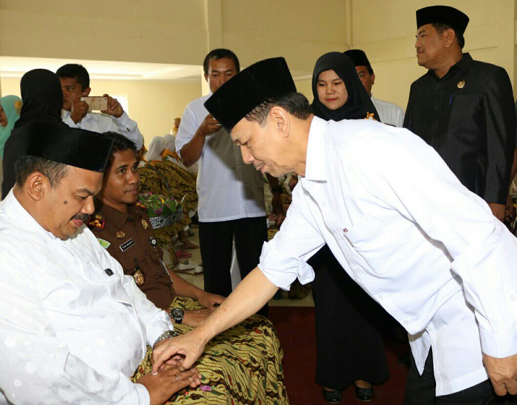 Bupati Berikan Tali Asih dan Tepung Tawari Jemaah Haji Tapsel